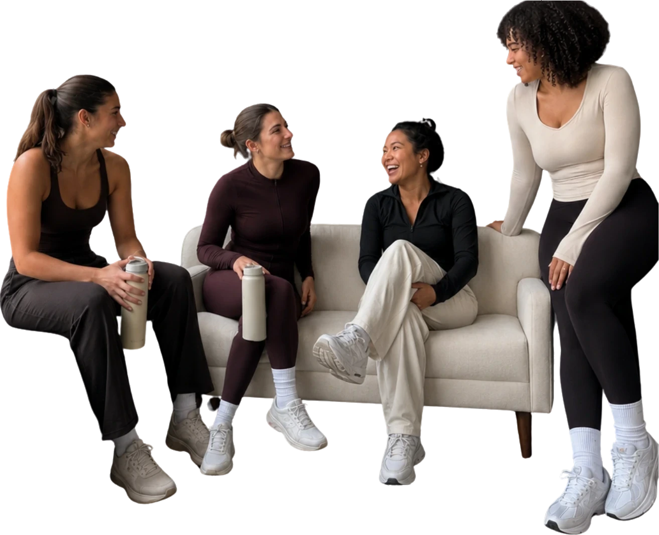 Quatre membres discutent sur un sofa au Social Club