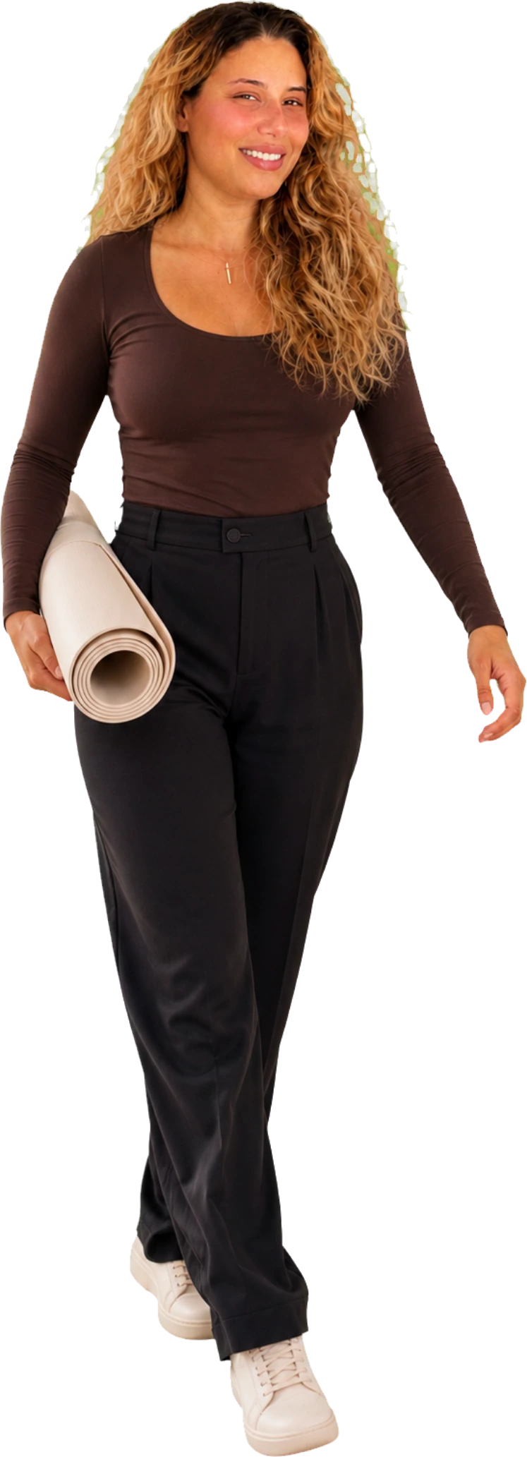 Lou, fondatrice et coach de Louna&Co, marche avec son tapis de Pilates